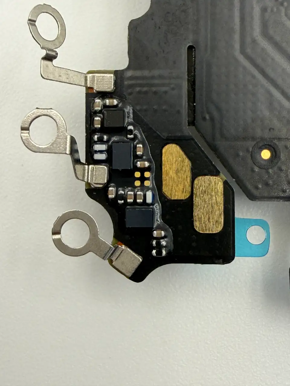 Original Pulled iPhone 17 Pro (CN) Charging Port Flex Cable photograph 3