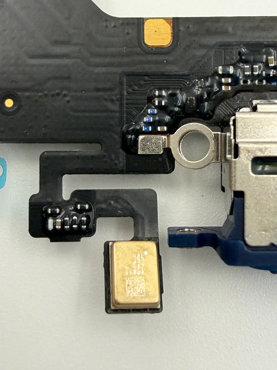 Original Pulled iPhone 17 Pro (CN) Charging Port Flex Cable photograph 4
