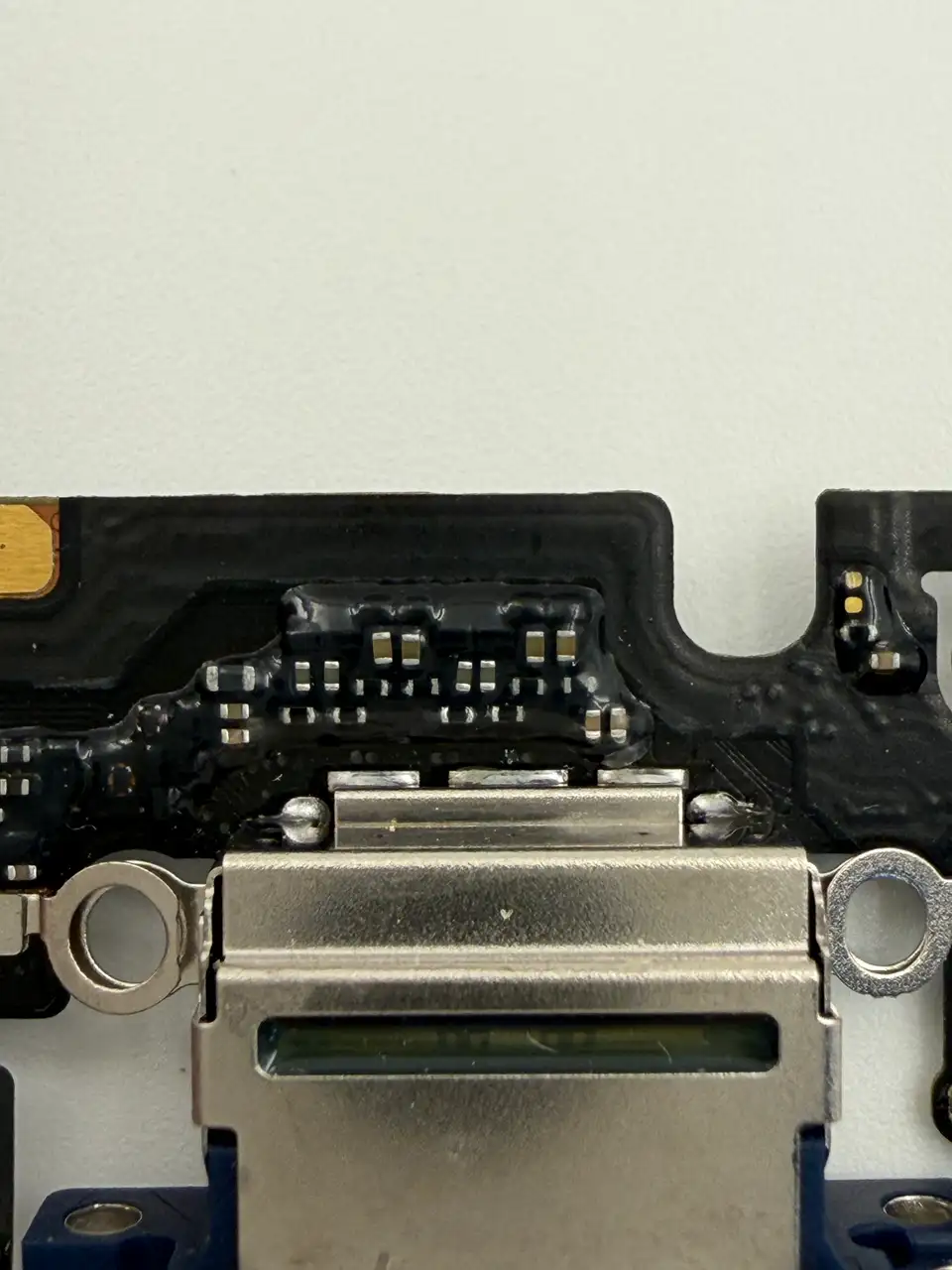 Original Pulled iPhone 17 Pro (CN) Charging Port Flex Cable photograph 5