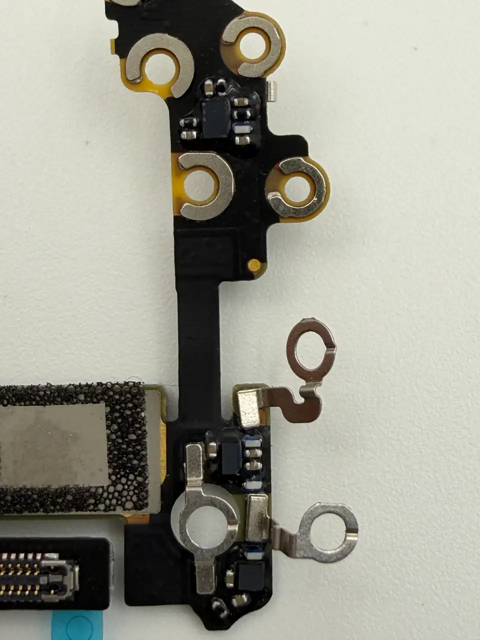 Original Pulled iPhone 17 Pro (CN) Charging Port Flex Cable photograph 7