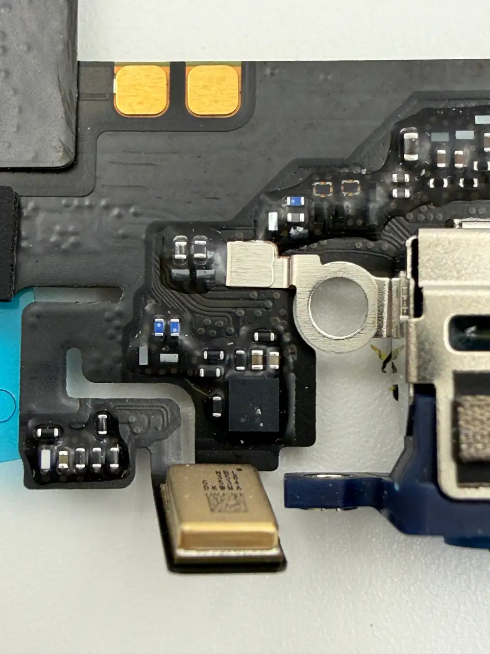 Original Pulled iPhone 17 Pro Max (CN) Charging Port Flex Cable photograph 4