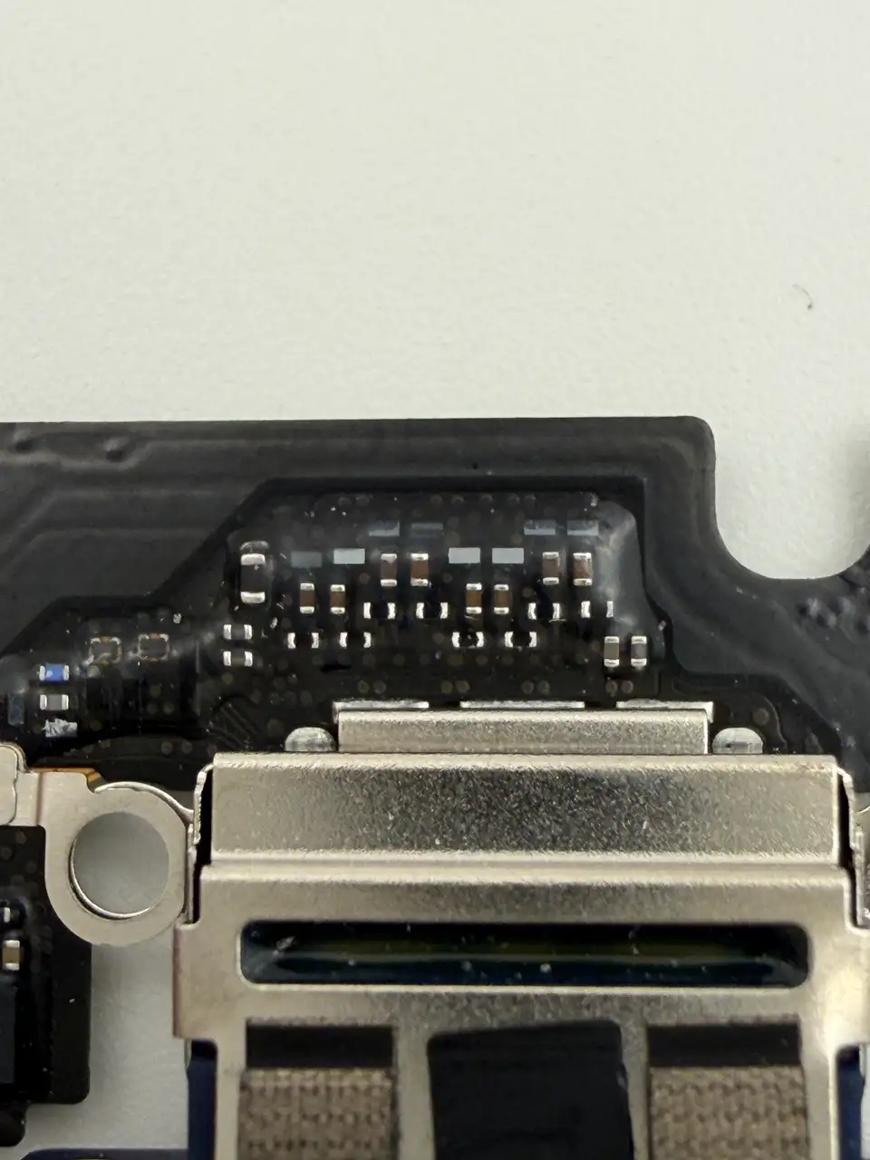 Original Pulled iPhone 17 Pro Max (CN) Charging Port Flex Cable photograph 5