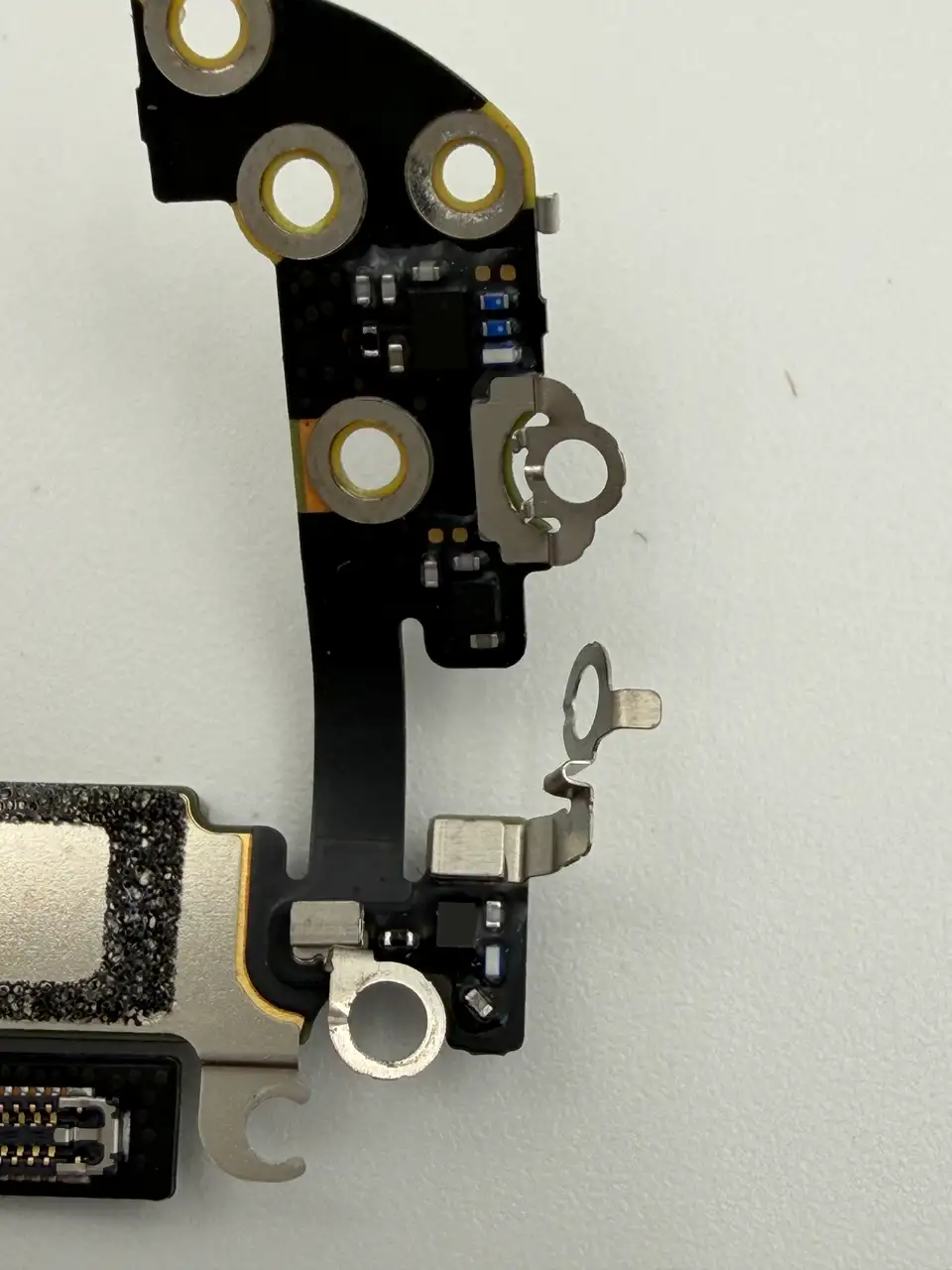 Original Pulled iPhone 17 Pro Max (CN) Charging Port Flex Cable photograph 7